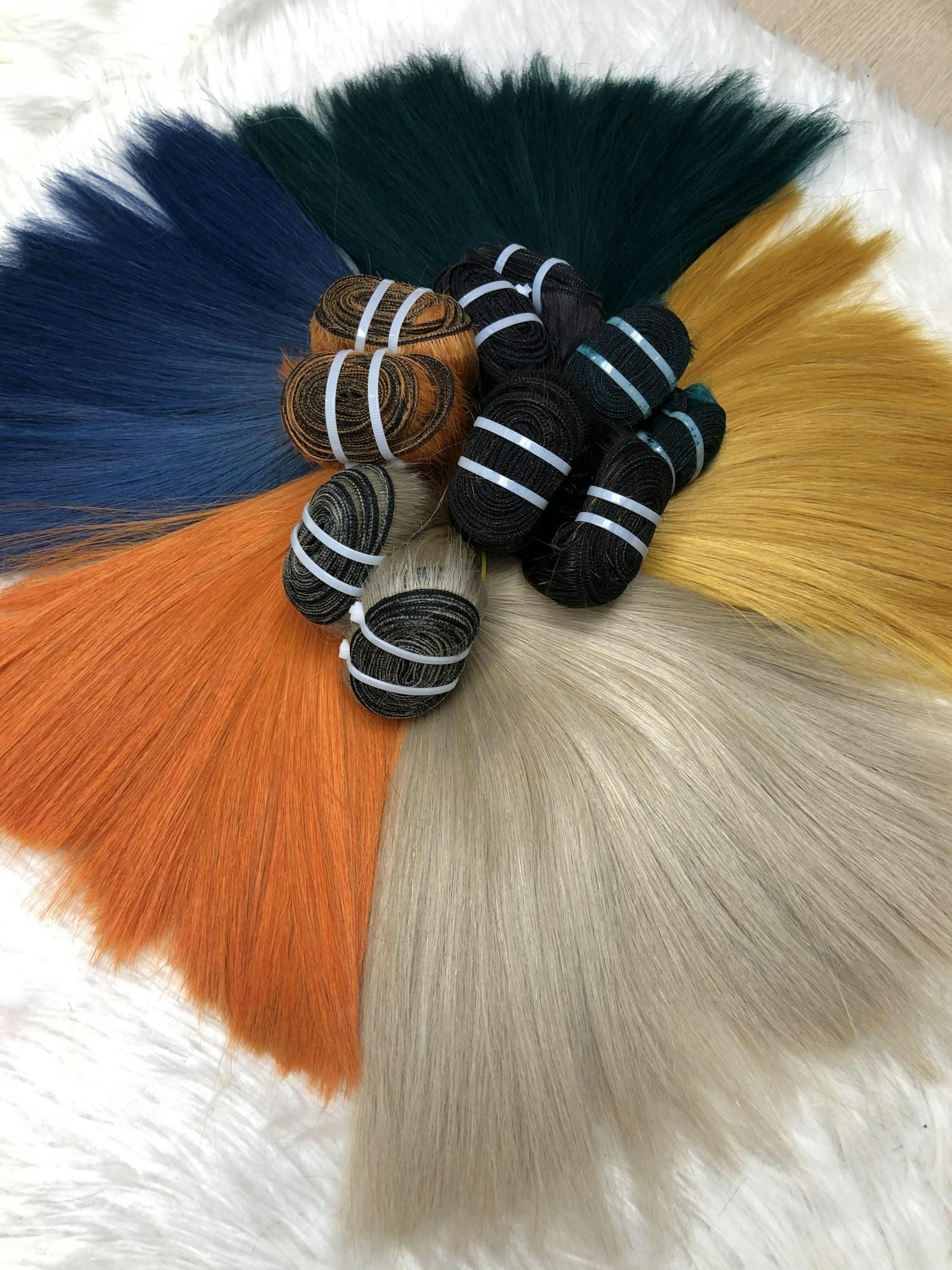 Mechones de cabello en distintos tonos para práctica de colorimetría