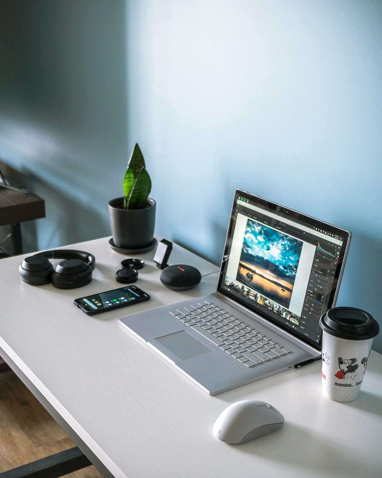 Espacio de trabajo con laptop para gestionar un negocio digital